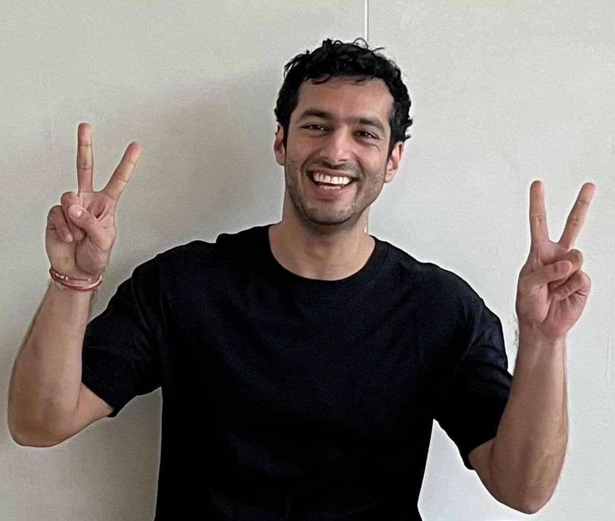Porträt von Avnish, Yogalehrer bei Yogicescape Berlin